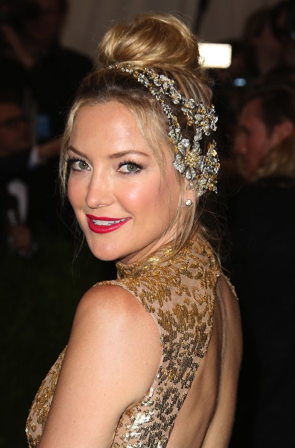 kate-hudson-w-blyszczacej-opasce-i-zlotej-sukni-330266-GALLERY600-2f2b5a5