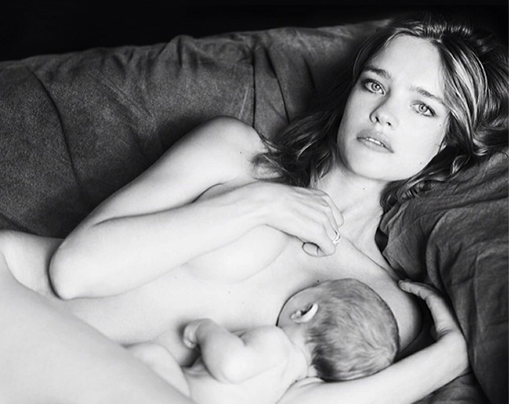 Natalia Vodianova karmi dziecko piersią