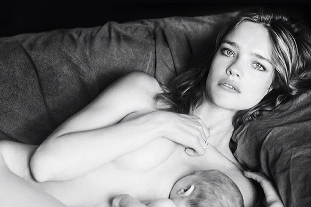 Natalia Vodianova karmi dziecko piersią