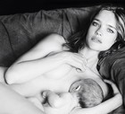 Natalia Vodianova karmi dziecko piersią