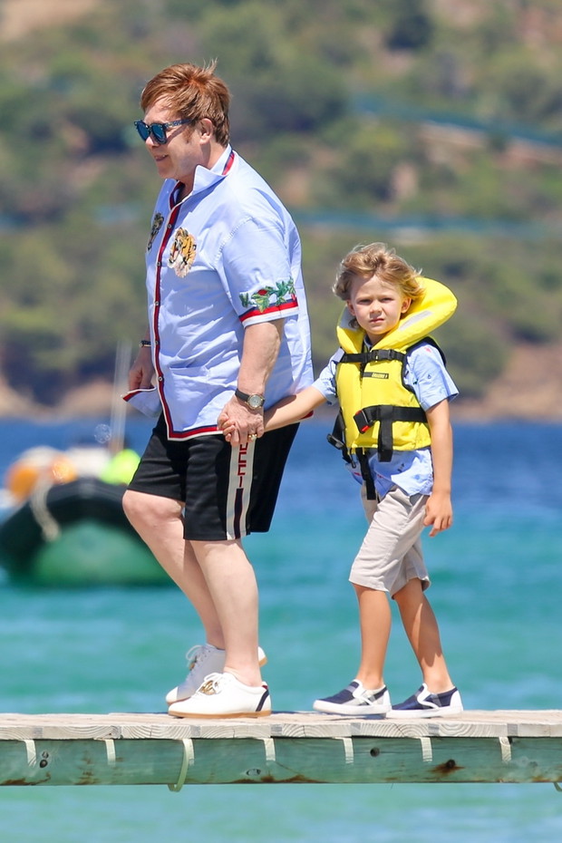 Elton John z rodzin? na wakacjach