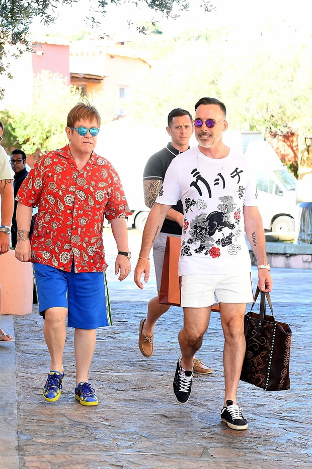 Elton John z rodzin? na wakacjach