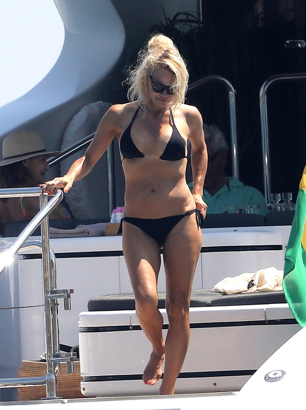 Exclusif - Prix Spécial - No Web No Blog - Pamela Anderson profite de la mer au large de la plage d'Escalet prčs de Saint-Tropez
