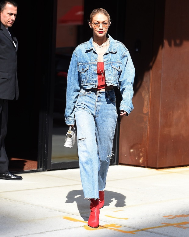 Gigi Hadid w jeansowej kurtce i spodniach