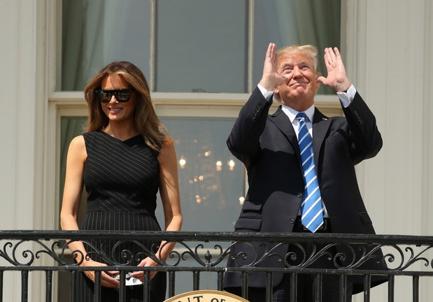 Donald Trump ogl?da za?mienie s?o?ca z rodzin?