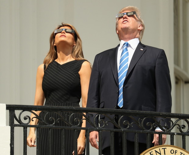 Donald Trump ogl?da za?mienie s?o?ca z rodzin?