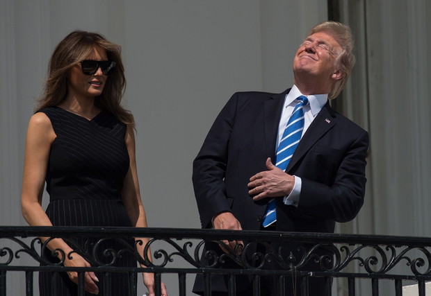 Donald Trump ogl?da za?mienie s?o?ca z rodzin?