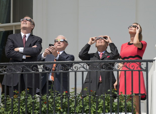 Donald Trump ogl?da za?mienie s?o?ca z rodzin?