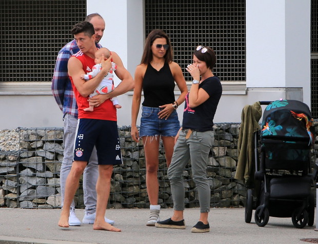 Robert Lewandowski z ?on? i córk? na spacerze