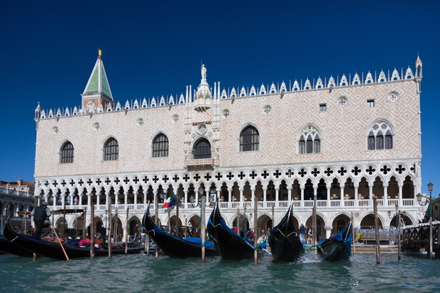 Palazzo ducale, gondole e cielo blu