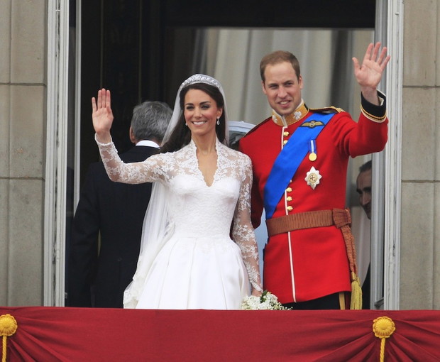 Ksi??e William z ?on? na balkonie w Buckingham Palace