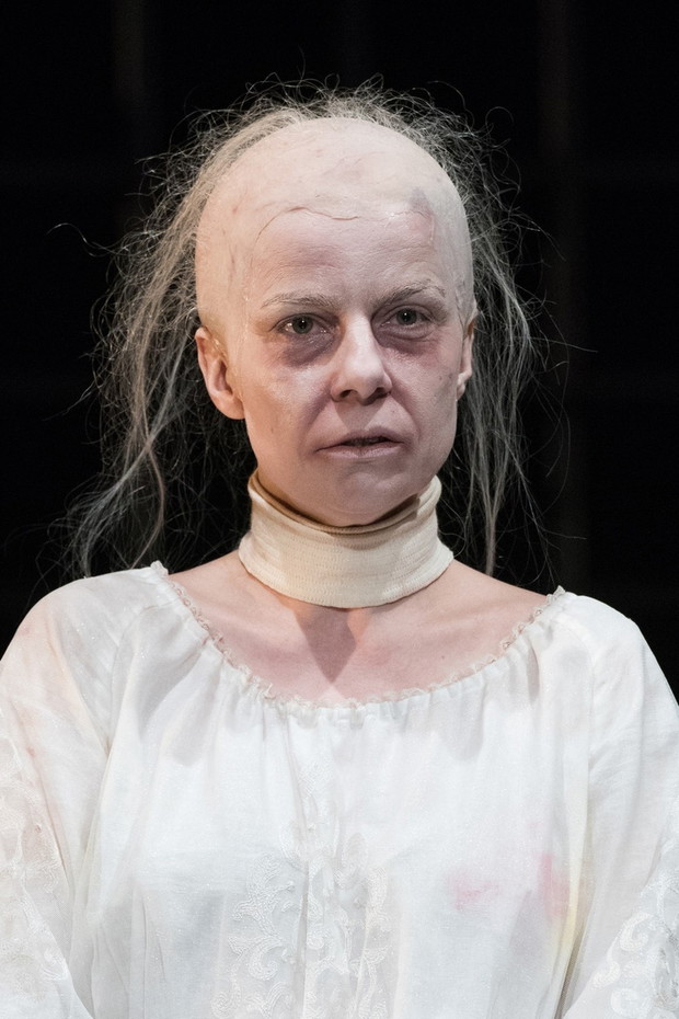 Agata Kulesza jako Mary Stuart w Teatrze Ateneum