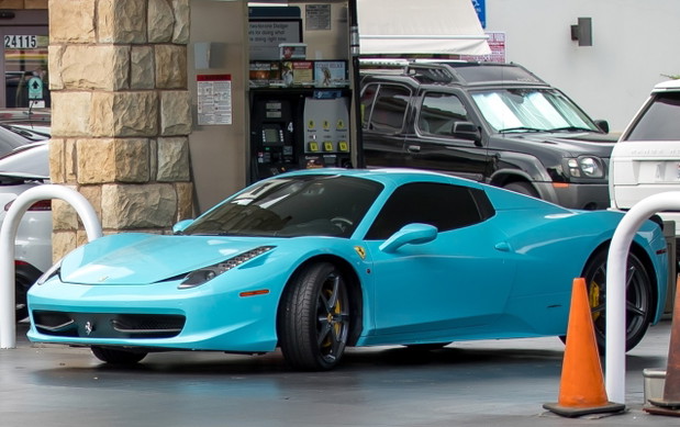 Kylie Jenner w niebieksim ferrari