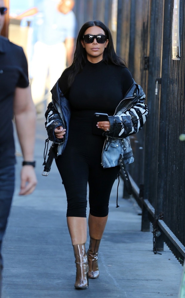 Kim Kardashian w kurtce ze swoj? podobizn?