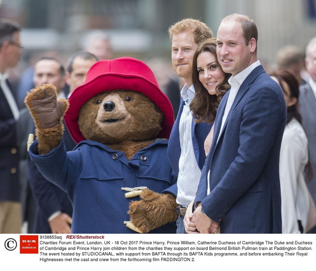 Ksi??na Kate ta?czy z Misiem Paddingtonem