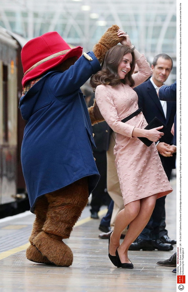 Ksi??na Kate ta?czy z Misiem Paddingtonem