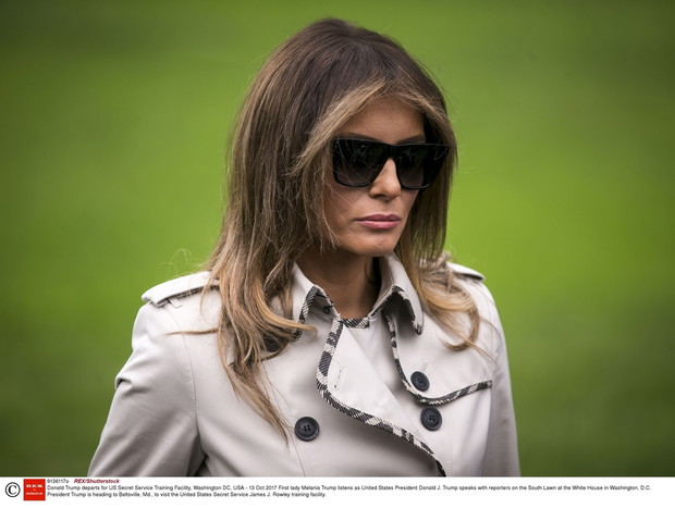 Melania Trump w krótkim trenchu i balerinach