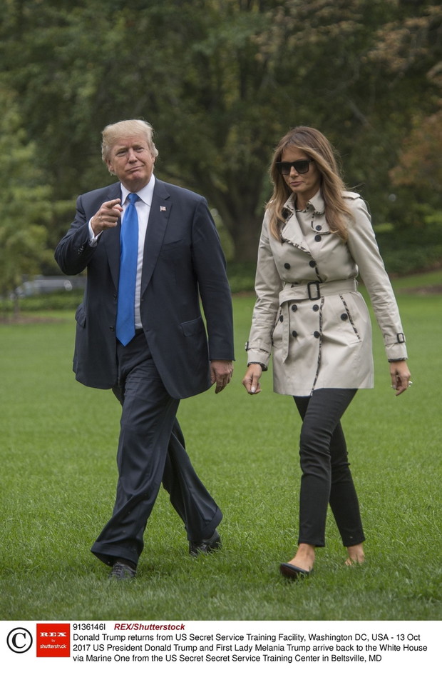 Melania Trump w krótkim trenchu i balerinach