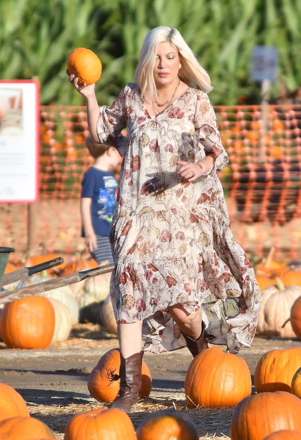 Tori Spelling kupuje dynie z dzie?mi
