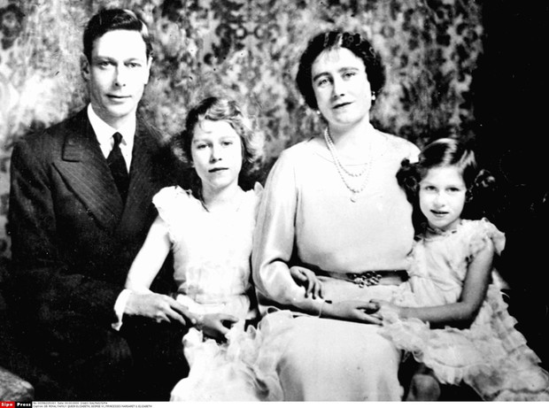 BRYTYJSKA KROLOWA MATKA SKONCZYLA 99 LAT. NA UROCZYSTOSCIACH W CLARENCE HOUSE W LONDYNIE TOWARZYSZA JEJ KSIAZE KAROL I EDWARD.