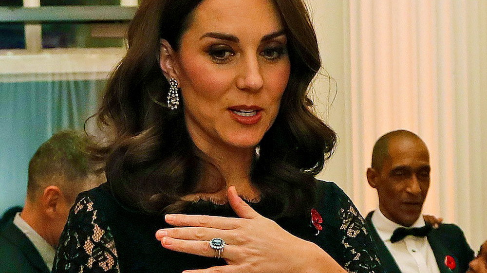 Księżna Kate w ciąży w koronkowej czarnej sukience Diane Von Furstenberg