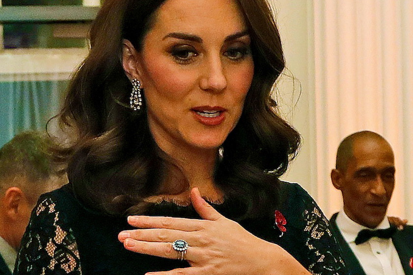 Księżna Kate w ciąży w koronkowej czarnej sukience Diane Von Furstenberg