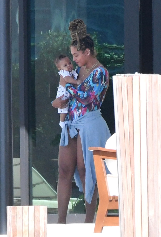 ***NO WEB UNTIL 2300 GMT 12TH NOV PREMIUM EXCLUSIVE*** Beyonce tenderly kisses and cuddles her five-month-old twins in Miami