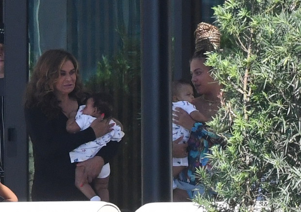 ***NO WEB UNTIL 2300 GMT 12TH NOV PREMIUM EXCLUSIVE*** Beyonce tenderly kisses and cuddles her five-month-old twins in Miami