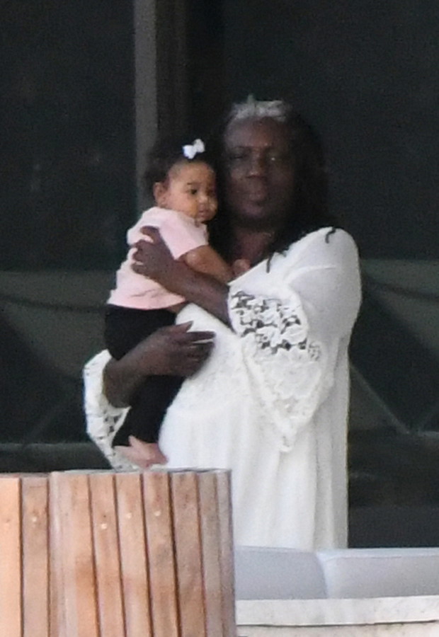 ***NO WEB UNTIL 2300 GMT 12TH NOV PREMIUM EXCLUSIVE*** Beyonce tenderly kisses and cuddles her five-month-old twins in Miami