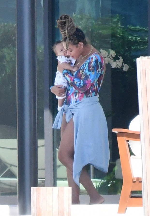 ***NO WEB UNTIL 2300 GMT 12TH NOV PREMIUM EXCLUSIVE*** Beyonce tenderly kisses and cuddles her five-month-old twins in Miami