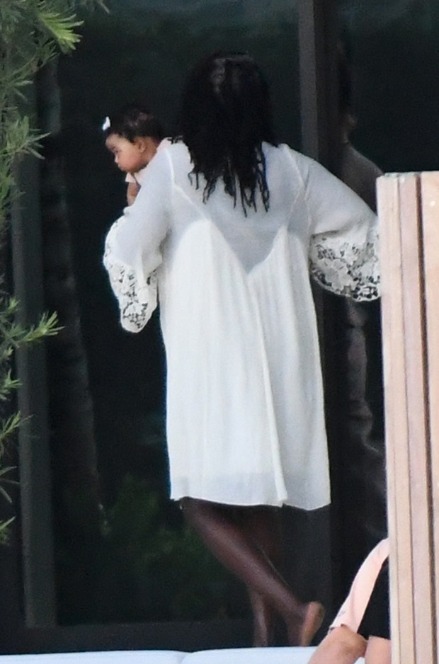 ***NO WEB UNTIL 2300 GMT 12TH NOV PREMIUM EXCLUSIVE*** Beyonce tenderly kisses and cuddles her five-month-old twins in Miami