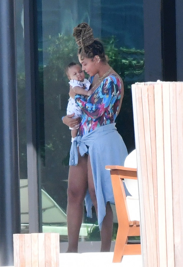 ***NO WEB UNTIL 2300 GMT 12TH NOV PREMIUM EXCLUSIVE*** Beyonce tenderly kisses and cuddles her five-month-old twins in Miami