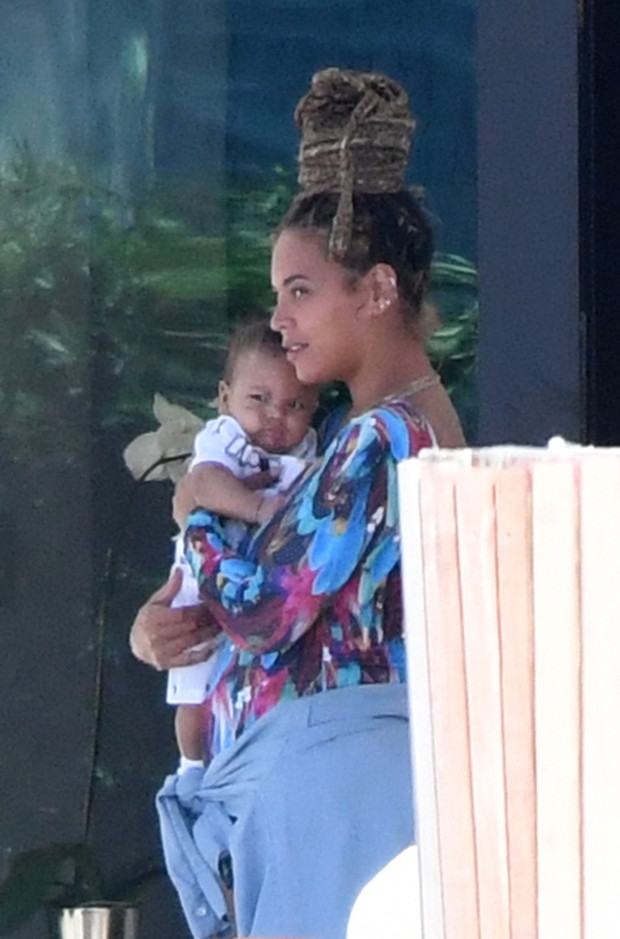 ***NO WEB UNTIL 2300 GMT 12TH NOV PREMIUM EXCLUSIVE*** Beyonce tenderly kisses and cuddles her five-month-old twins in Miami