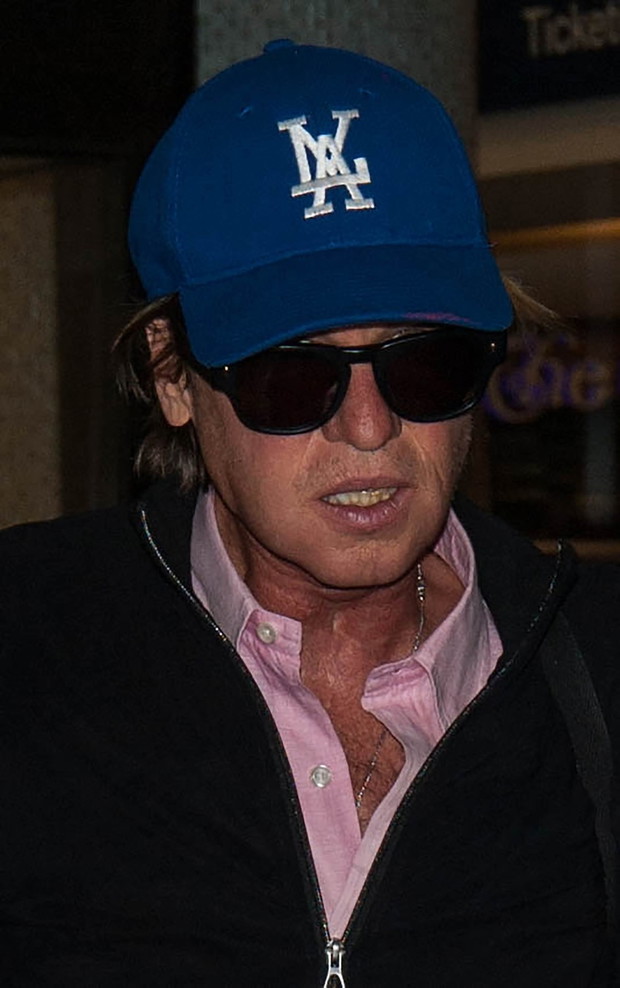 Val Kilmer w baseballówce