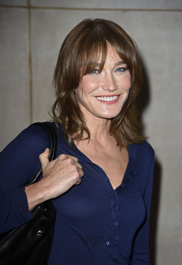 Carla Bruni w szerokich spodniach