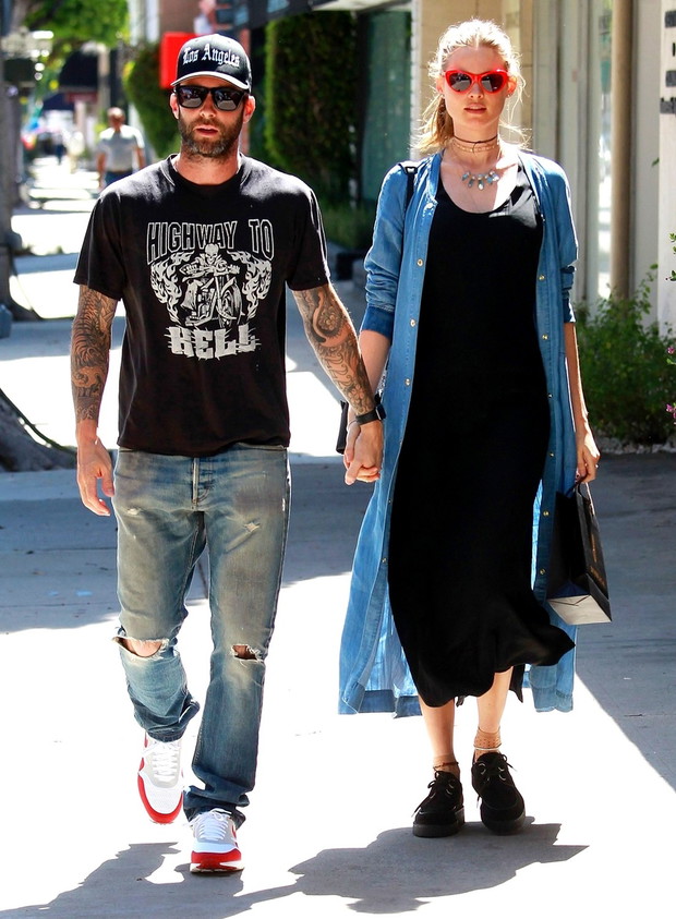 Adam Levine i Behati Prinsloo wsiadaj? do samochodu