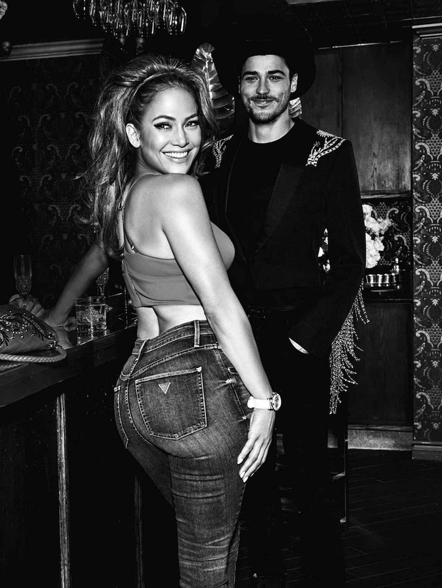 Jennifer Lopez pose pour la nouvelle collection Printemps ÈtÈ de GUESS