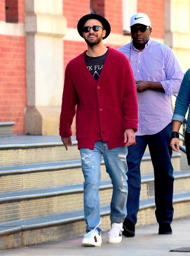 Justin Timberlake w czerwonym swetrze
