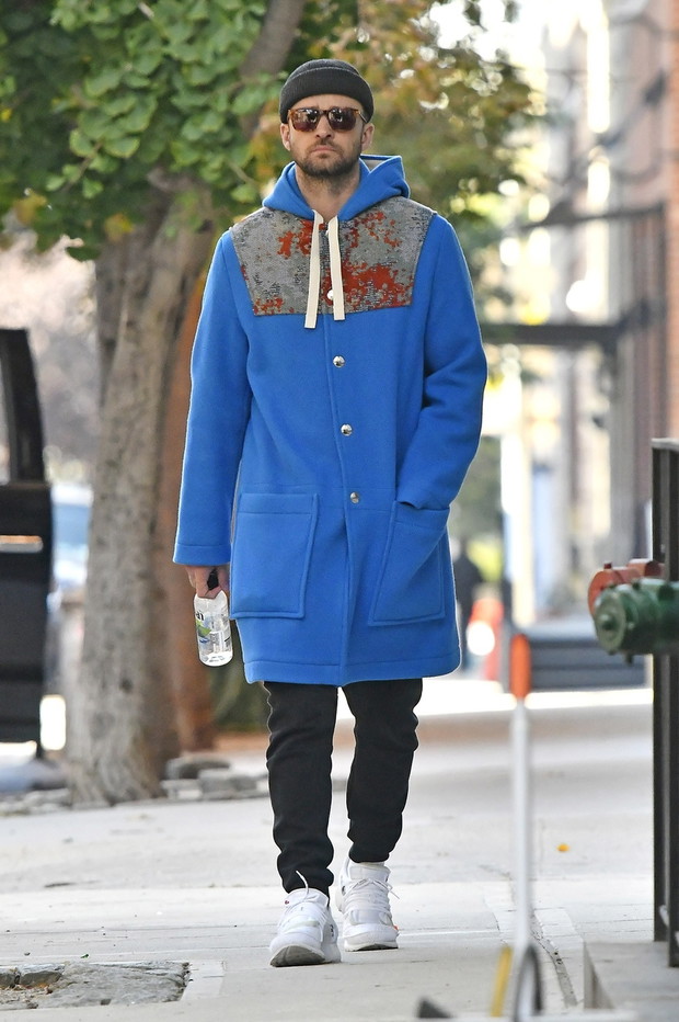 Justin Timberlake w niebieskim p?aszczu