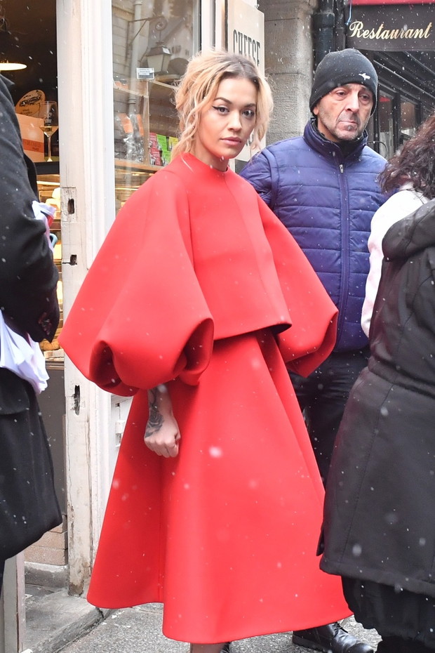 Rita Ora w czerwonym p?aszczu
