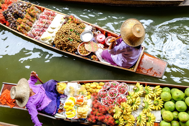 Damnoen Saduak floating market, The famous attractions of Ratchaburi. Launched to the world as the source. The first tour since 2510.