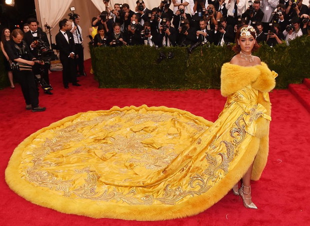 rihanna-w-zoltym-plaszczu-z-trenem-na-czerwonym-dywanie-340298-GALLERYBIG-32badd5