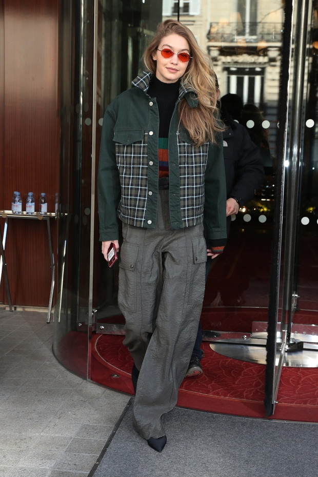 Gigi Hadid w czerwonych lenonkach