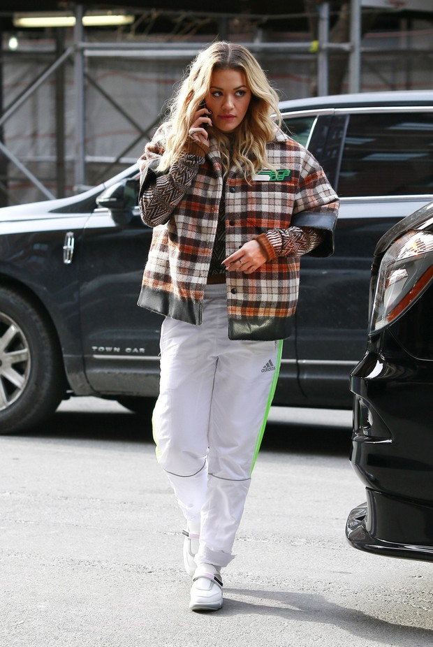 Rita Ora w p?aszczu w br?zowa krat?