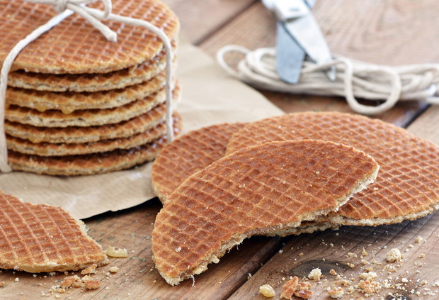 Stroopwafels / Holländische Karamellwaffeln auf Holz - Rustikal