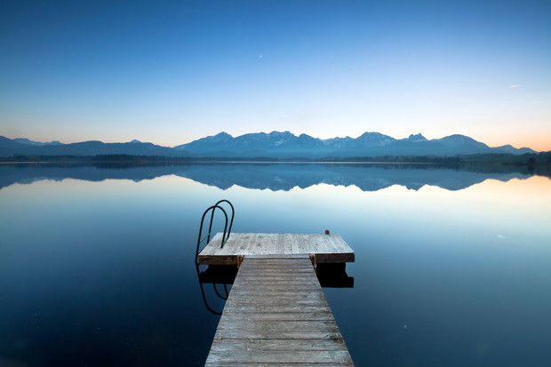 Steg mit Treppe am See