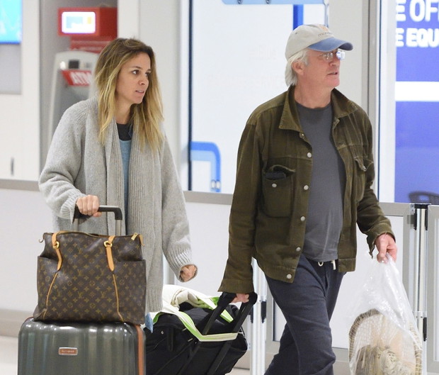 Richard Gere na lotnisku z dziewczyn?