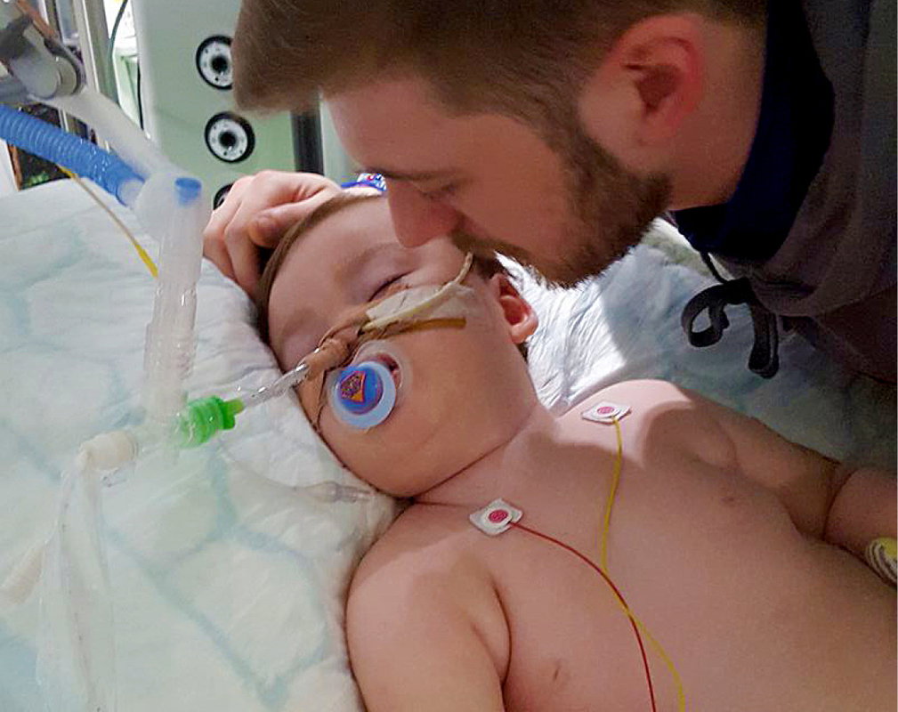 Alfie Evans, chory chłopiec walczy o życie. Tom Evans oskarży lekarzy o próbę morderstwa