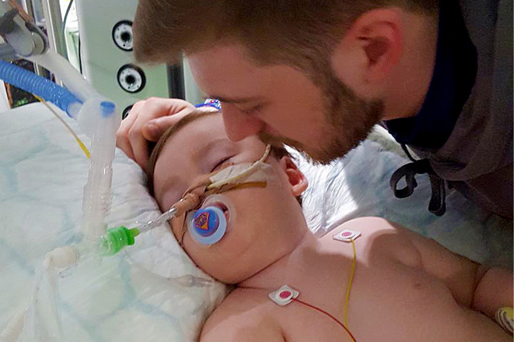 Alfie Evans, chory chłopiec walczy o życie. Tom Evans oskarży lekarzy o próbę morderstwa