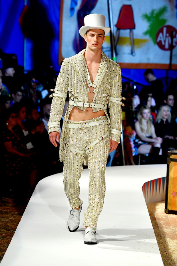 Moschino Spring/Summer 19 Menswear And Women's Resort Collection - Runway